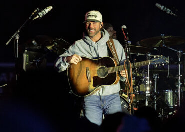 Riley Green Fends Off the Frost at Fenway Park’s Post-Wasabi Bowl Show